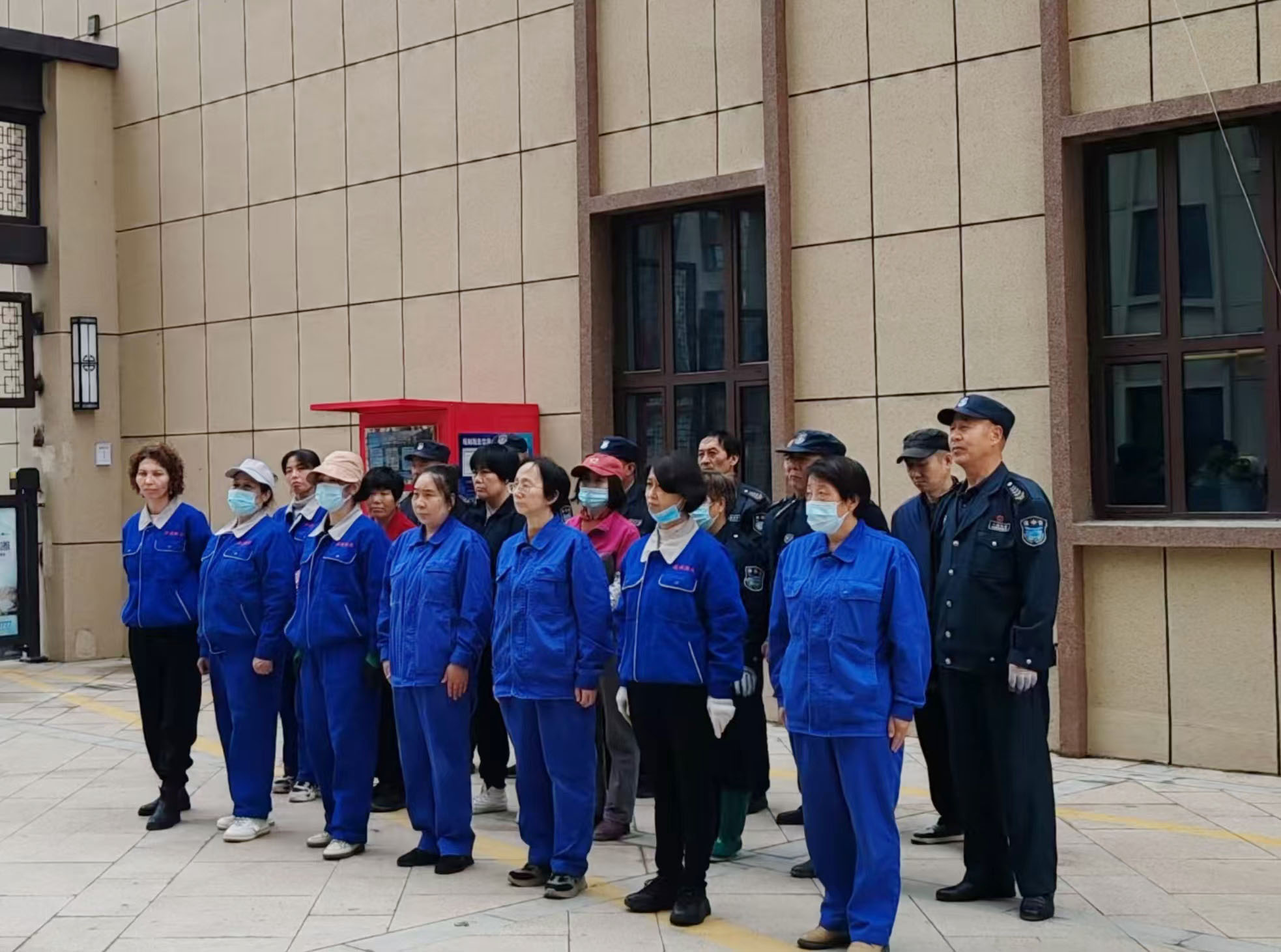 集中打掃地下車庫(kù) 提升小區(qū)環(huán)境品質(zhì)